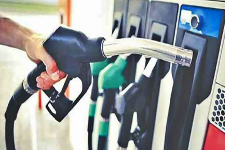 Pakistan raises petrol and diesel prices  petrol and diesel prices by rs 35 each  Pakistan economic crisis  International Monetary Fund  ತೈಲ ಬೆಲೆ ಏರಿಸಿ ಪ್ರಜೆಗಳಿಗೆ ಶಾಕ್​ ನೀಡಿದ ಪಾಕ್  ಇಂದಿನಿಂದ ಪೆಟ್ರೋಲ್​ 250  ದೇಶವಾಸಿಗಳಿಗೆ ಪಾಕಿಸ್ತಾನ ಸರ್ಕಾರ ಶಾಕ್  ಆರ್ಥಿಕ ಬಿಕ್ಕಟ್ಟಿನಿಂದ ಕಂಗೆಟ್ಟಿರುವ ಪಾಕಿಸ್ತಾನ  ಪಾಕಿಸ್ತಾನದ ಹಣಕಾಸು ಸಚಿವ ಇಶಾಕ್ ದಾರ್  ಹೊಸ ಬೆಲೆಗಳು ಜಾರಿ  ವಿದೇಶಿ ವಿನಿಮಯ ಸಂಗ್ರಹ  ಅಂತಾರಾಷ್ಟ್ರೀಯ ಹಣಕಾಸು ನಿಧಿ