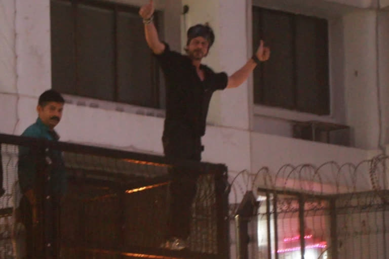 Shah Rukh Khan showers flying kisses on fans post Pathaan's success