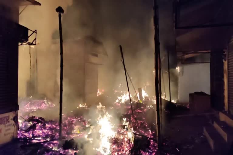 Kumardhubi market caught fire