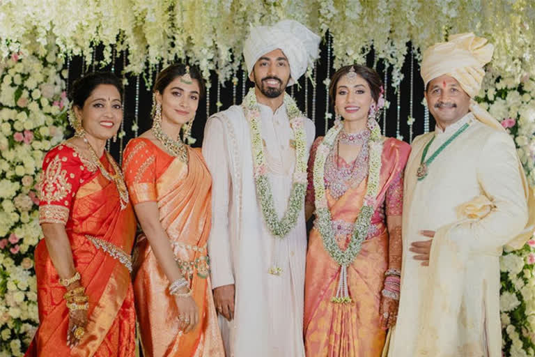 Brother Wedding Photos Shares  Brother Wedding Photos Shares by Pooja Hegde  Pooja Hegde Brother Wedding  Bollywood actress Pooja hegde  ಪೂಜಾ ಹೆಗ್ಡೆ ಸಹೋದರ ರಿಷಬ್ ಹೆಗ್ಡೆ  ರಿಷಬ್ ಹೆಗ್ಡೆ ಅವರು ದಾಂಪತ್ಯ ಜೀವನ  ಹಿರಿಯ ಸಹೋದರನ ಮದುವೆ ಫೋಟೋ  ಜನಪ್ರಿಯ ನಟಿ ಪೂಜಾ ಹೆಗ್ಡೆ  ಪೂಜಾ ಹೆಗ್ಡೆ ಸಹೋದರ ರಿಷಬ್ ಹೆಗ್ಡೆ ಮದುವೆ ಅದ್ಧೂರಿ  ನನ್ನ ಸಹೋದರ ಪ್ರೀತಿಸಿ ಮದುವೆ