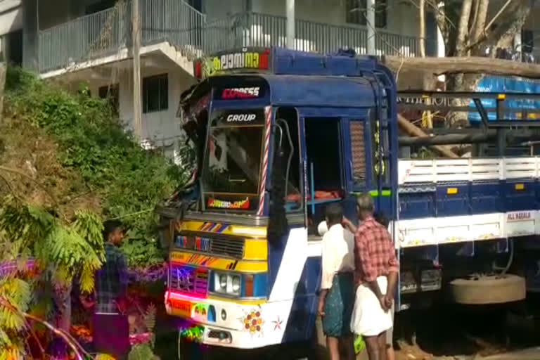 Kottayam lorry accident  Kottayam lorry accident  lorry accident at kottayam vazhur  ലോറി മരത്തിടിച്ച് അപകടം  വാഴൂര്‍ പുളിക്കല്‍ കവല  പെരുമ്പാവൂർ പ്രസാദ് എന്ന ആന  കോട്ടയം ലോറി അപകടം