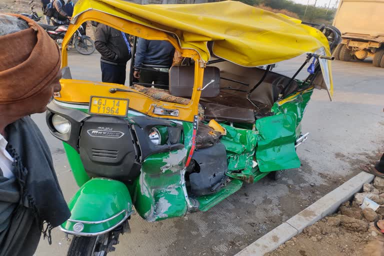 accident between a rickshaw and a truck