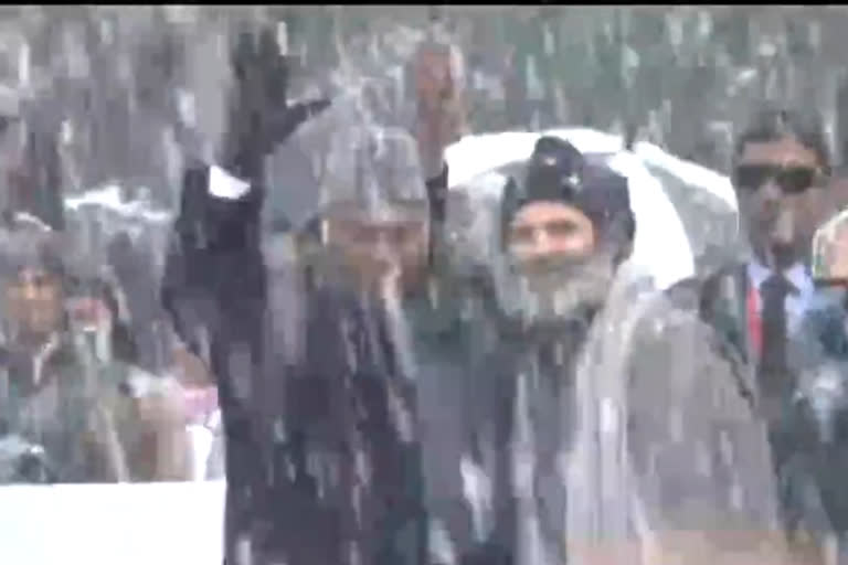 Rahul Gandhi dons pheran to ward off Kashmir chill