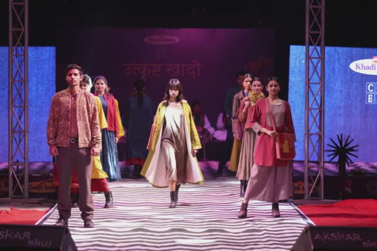 Fashion Show : કચ્છના રણમાં ઉત્કૃષ્ટ ખાદી ફેશન શો યોજાયો, ખાદીના કપડાંની થીમ પર ફેશન શોમાં રજૂ થયેલાં વસ્ત્રો જૂઓ