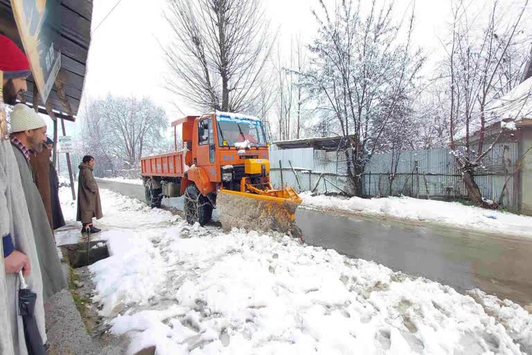 کشمیر کے متعدد علاقوں میں تازہ برف باری