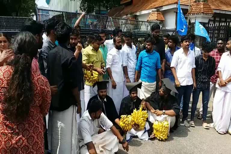 KSU protest against Chintha Jerome  യുവജന കമ്മീഷൻ  ചിന്താ ജെറോമ്‌  കെഎസ്‌യു മാര്‍ച്ച് യുവജന കമ്മീഷന്‍ ആസ്ഥാനം  ചങ്ങമ്പുഴയുടെ വാഴക്കുല  Chintha Jerome phd thesis controversy  Kerala news  കേരള വാര്‍ത്തകള്‍