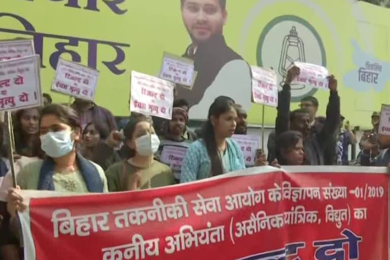 Bihar Technical Service Commission aspirants protest outside JDU & RJD party offices in Patna