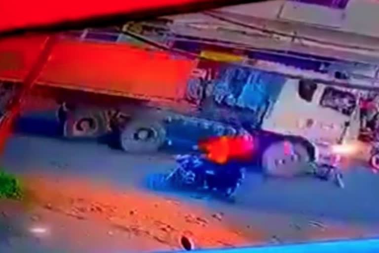 child saved safe after trailer passing