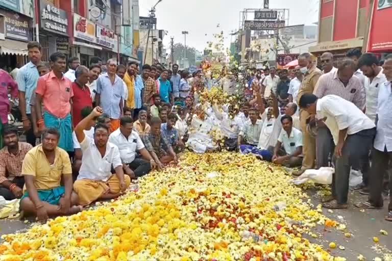 பூ வியாபாரிகள் சாலை மறியல்