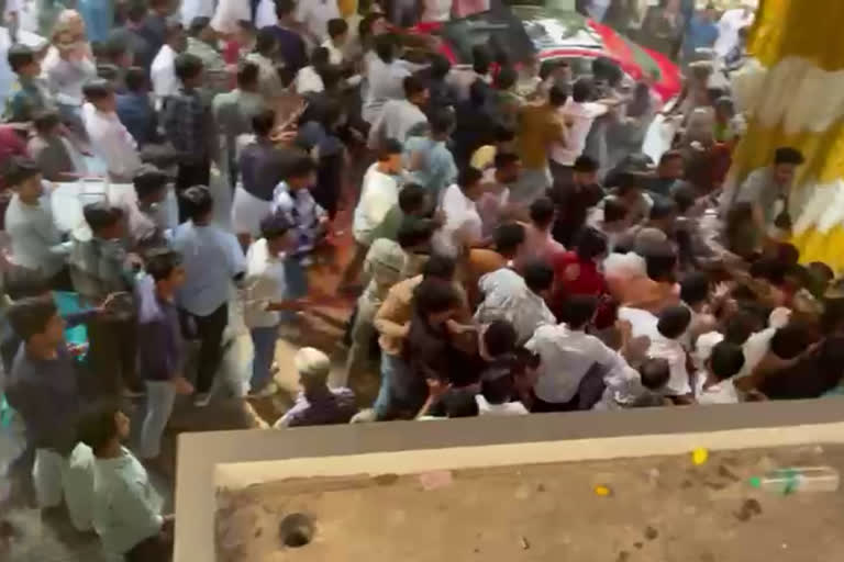 fight broke at wedding day kozhikode  fight broke at wedding day  wedding day fight  fight broke  fight broke kozhikode  kozhikode meppayyur fight video  wedding day fight video  കൂട്ടത്തല്ല്  കോഴിക്കോട് കൂട്ടത്തല്ല്  കല്യാണവീട്ടിൽ കൂട്ടത്തല്ല്  കല്യാണവീട്ടിലെ കൂട്ടത്തല്ല് വീഡിയോ  കൂട്ടത്തല്ല് വീഡിയോ  അടി കോഴിക്കോട്  കോഴിക്കോട് കൂട്ടത്തല്ല്  തല്ലുമാല  കൂട്ടയടി