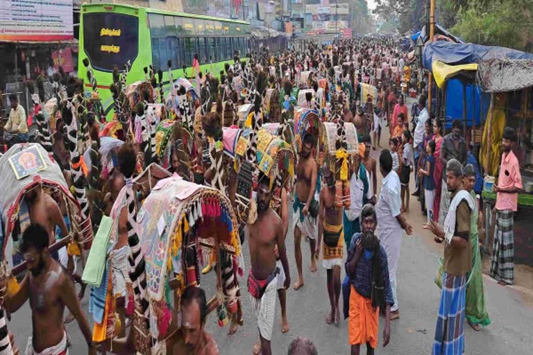 400 வருட பாரம்பரிய நகரத்தார் காவடி.. பழனி முருகனை காண பாதயாத்திரை!, people-going-on-a-padayatra-to-palani-with-traditional-nagarathar-kavadi