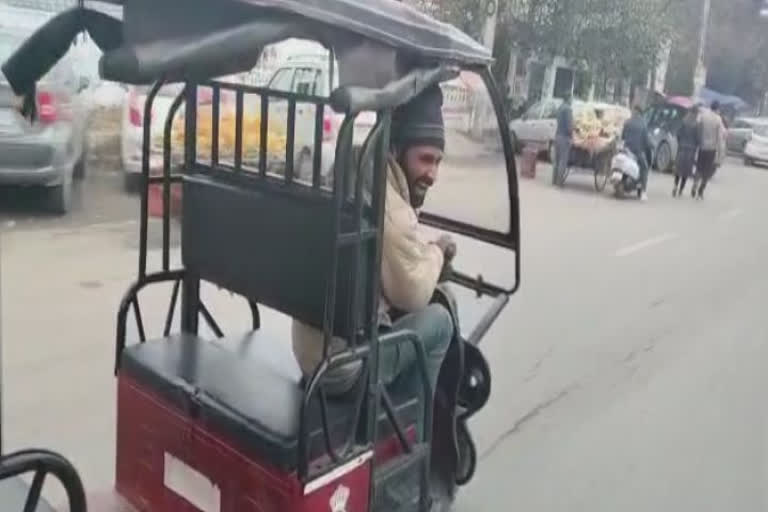 drunken E-Rikshaw Driver In Amritsar: ਸ਼ਰਾਬ ਨਾਲ ਡੱਕੇ ਹੋਏ ਈ-ਰਿਕਸ਼ਾ ਚਾਲਕ ਦੀ ਕਰਤੂਤ, ਦੇਖੋ ਆਪਣੇ ਪਿੱਛੇ ਭਜਾ ਭਜਾ ਪੁਲਿਸ ਦੇ ਕਿਵੇਂ ਕੱਢੇ ਪਸੀਨੇ