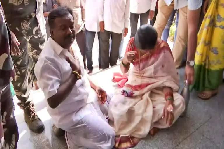 Suicide attempt of Village President couple  Village President couple in Nizamabad  Nizamabad Collector office  Village President couple high drama in Nizamabad  ಡಿಸಿ ಆಫೀಸ್​ನಲ್ಲಿ ಸರಪಂಚ್​ ದಂಪತಿ ಆತ್ಮಹತ್ಯೆಗೆ ಯತ್ನ