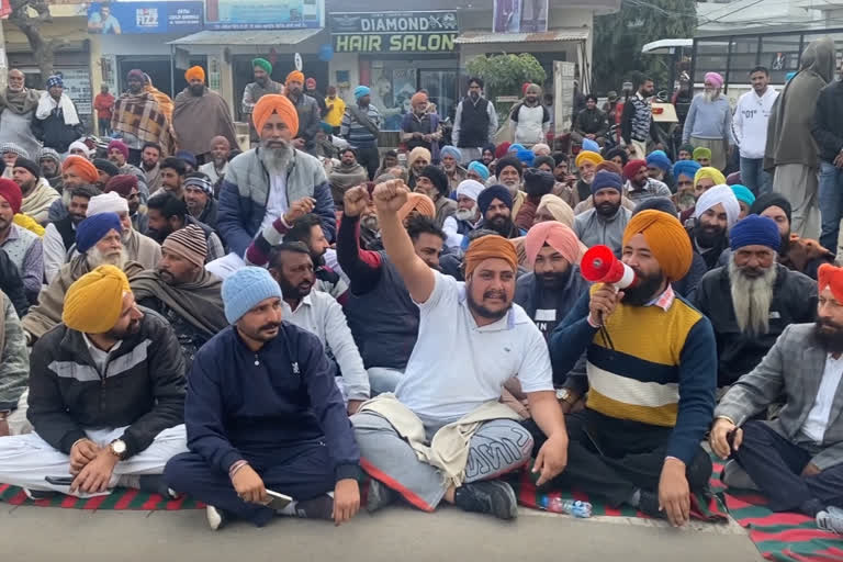 Sangrur News : The villagers started protest against the sangrur police