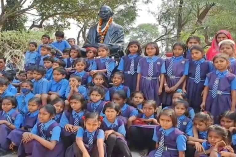 school Students reached Rajnandgaon collectorate