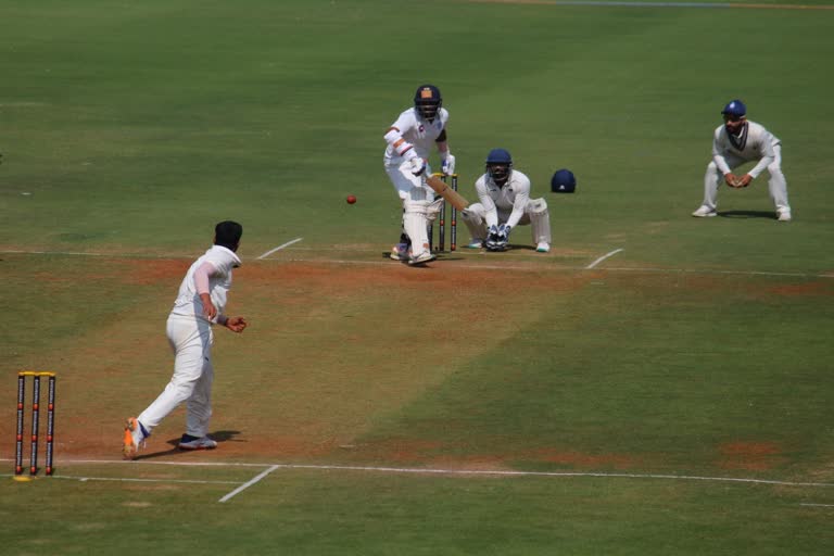 Hanuma Vihari Bats One Handed  Ranji Trophy  Hanuma Vihari  Hanuma Vihari injury  Avesh Khan  രഞ്‌ജി ട്രോഫി  ഹനുമ വിഹാരി  ആവേഷ് ഖാന്‍  ഒറ്റക്കയില്‍ ബാറ്റ് ചെയ്‌ത് ഹനുമ വിഹാരി  ദിനേശ്‌ കാര്‍ത്തിക്  Dinesh Karthik