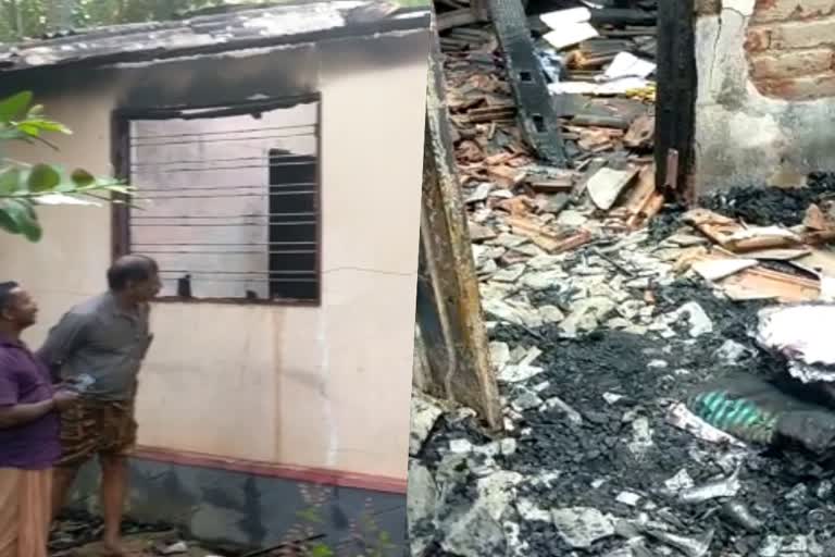 a person fired his own house  a person fired his own house by drunk  vaikom a person fired house  domestic violence  fired house by drunk  latest news in kottayam  latest news today  ഗൃഹനാഥൻ രാത്രി വീടിനു തീയിട്ടു  മദ്യലഹരിയിൽ ഭാര്യയും മക്കളുമായി കലഹിച്ചു  ഗാര്‍ഹിക പീഢനം  കുടുംബ കലഹത്തെ തുടര്‍ന്ന്  വീടിനു തീയിട്ടു  കോട്ടയം ഏറ്റവും പുതിയ വാര്‍ത്ത  ഇന്നത്തെ പ്രധാന വാര്‍ത്ത