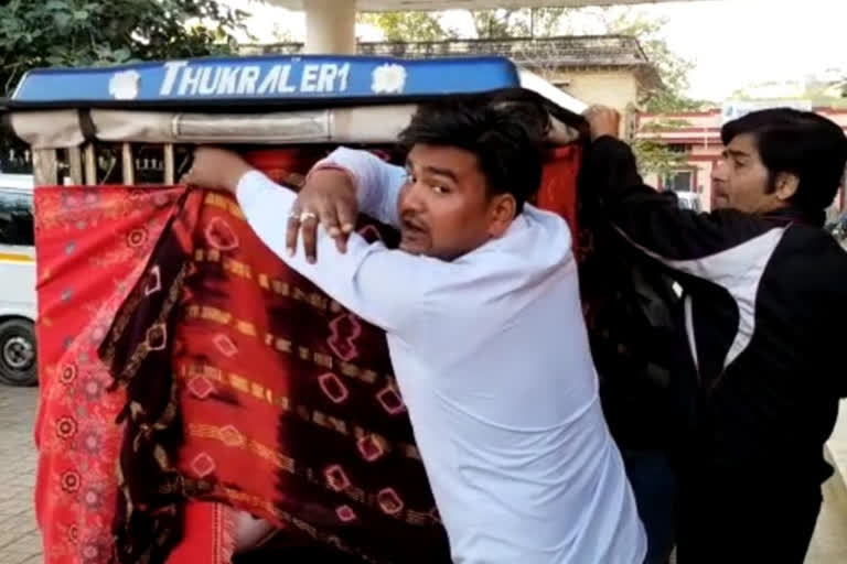 pregnant lady delivery in E rickshaw in Bharatpur