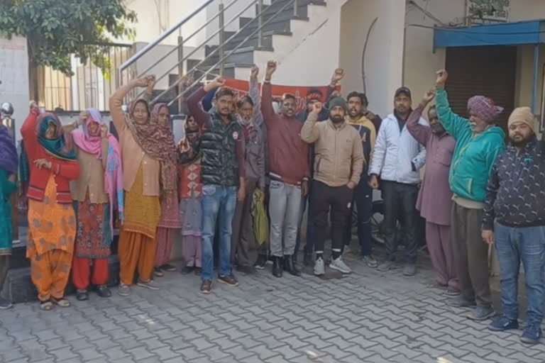 Cleaning Workers Protest : ਮੁੜ ਸੜਕਾਂ ਉਤੇ ਆਏ ਭਦੌੜ ਦੇ ਸਫ਼ਾਈ ਸੇਵਕ, ਨਗਰ ਕੌਂਸਲ ਪ੍ਰਧਾਨ ਤੇ ਈਓ ਖ਼ਿਲਾਫ਼ ਕੀਤੀ ਨਾਅਰੇਬਾਜ਼ੀ