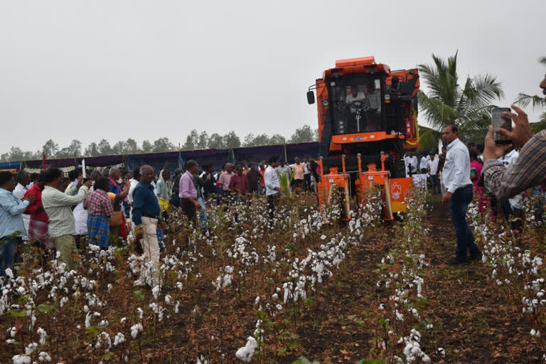 பருத்தி அறுவடை செய்யும் இயந்திரம்