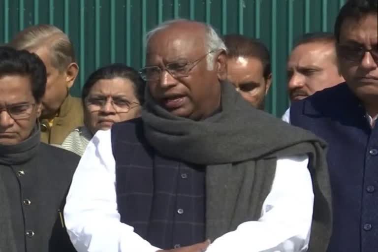 probe into Adani matter  Adani matter  loksabha  rajyasabha  Members of Parliament  mallikarjun kharge  opposition leader mallikarjun kharge  അദാനി വിഷയത്തിൽ അന്വേഷണം  അദാനി വിഷയത്തിൽ അന്വേഷണം വേണമെന്ന് പ്രതിപക്ഷം  അദാനി വിഷയത്തിൽ പ്രതിപക്ഷം  അദാനി വിഷയത്തിൽ പ്രതിപക്ഷത്തിന്‍റെ നിലപാട്  അദാനി  ലോക്‌സഭ  രാജ്യസഭ  അദാനി വിഷയം പാർലമെന്‍റിൽ ചർച്ച