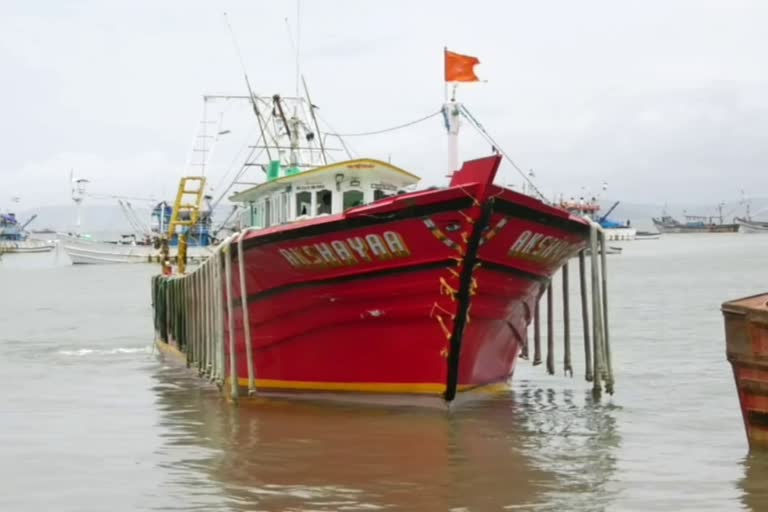 modernization-of-fisheries-long-liner-boats-that-are-useless-on-the-coast