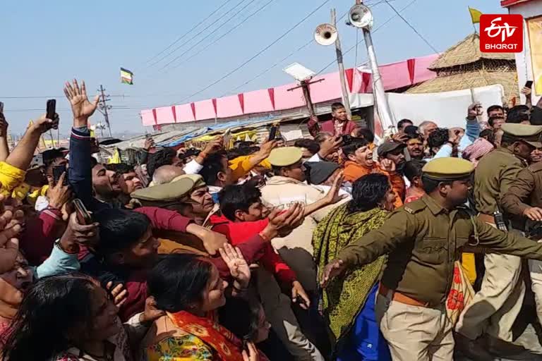 बागेश्वर धाम बाबा धीरेंद्र कृष्ण शास्त्री का दरबार