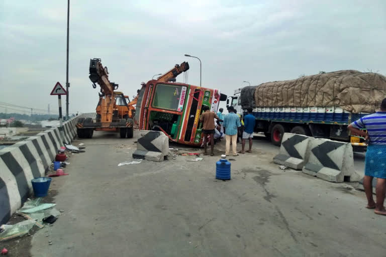 சோனூர் அருகே லாரி கவிழ்ந்து விபத்து