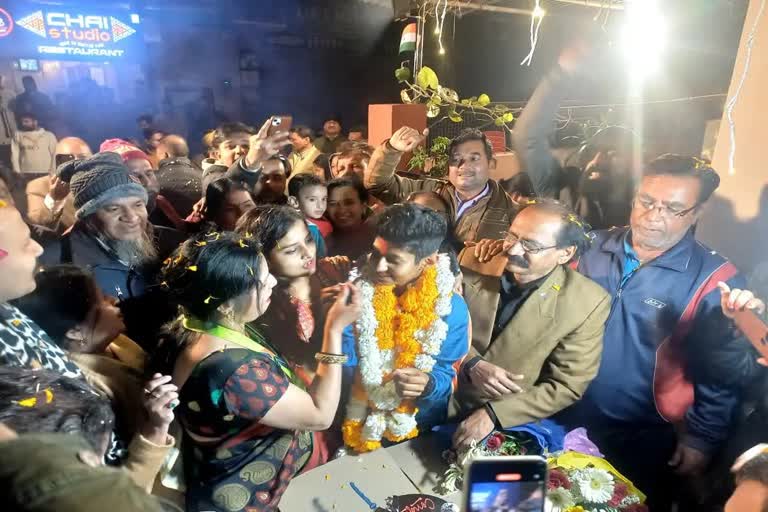 under 19 cricketer sowmya tiwari grand welcome at native