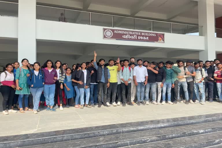 ABVP staged a protest: સુરત Vnsgu માં ABVP દ્વારા કેમેસ્ટ્રી ડિપાર્ટમેન્ટમાં અધધ ફી વધારોને લઈને વિરોધ પ્રદર્શન કરવામાં આવ્યું