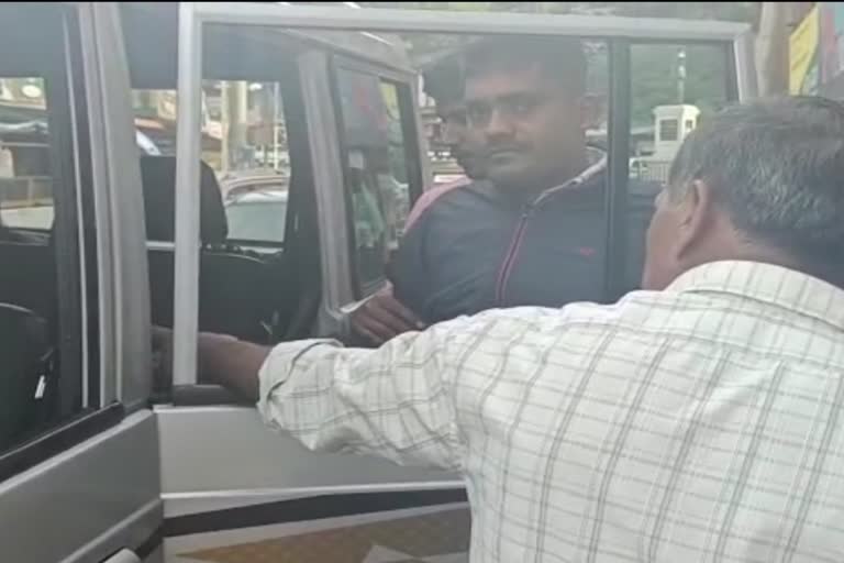 police constable caught by lokayukta while taking bribe