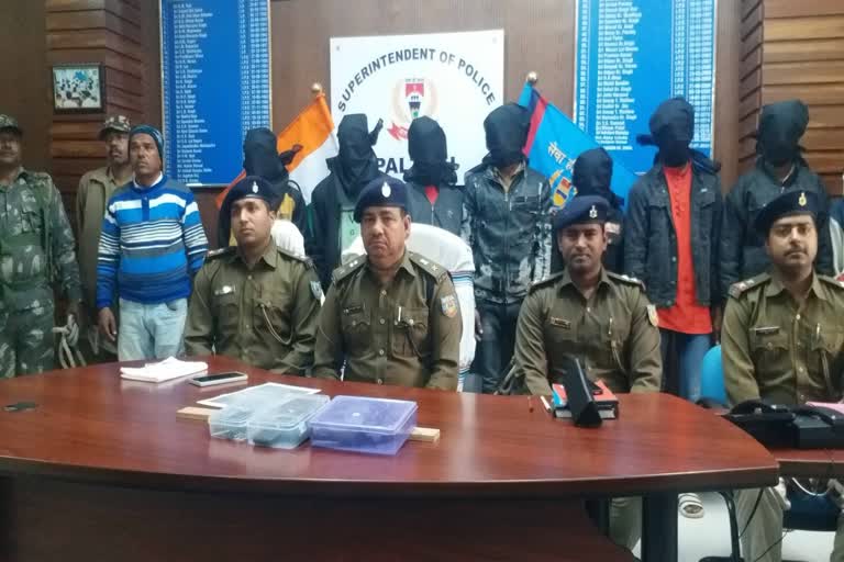 http://10.10.50.75//jharkhand/03-February-2023/jh-pal-02-criminal-arrest-pkg-7203481_03022023160549_0302f_1675420549_946.jpg