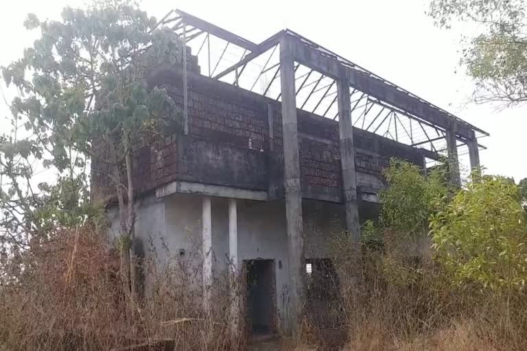 നാശത്തിലേക്ക് കാലുനീട്ടി യക്ഷഗാനം  തുളുനാടിന്‍റെ കലാരൂപം  യ​ക്ഷ​ഗാ​ന കു​ല​പ​തി  യ​ക്ഷ​ഗാ​ന കു​ല​പ​തി പാ​ർ​ത്ഥിസു​ബ്ബ​ന്‍  കാസർകോട്  പ​രി​ശീ​ല​ന കേ​ന്ദ്രം  കാടുകയറി നശിക്കുന്നു  ക​ലാ​കാ​ര​ന്മാ​ർ  കഥകളി  ബയലാട്ടം