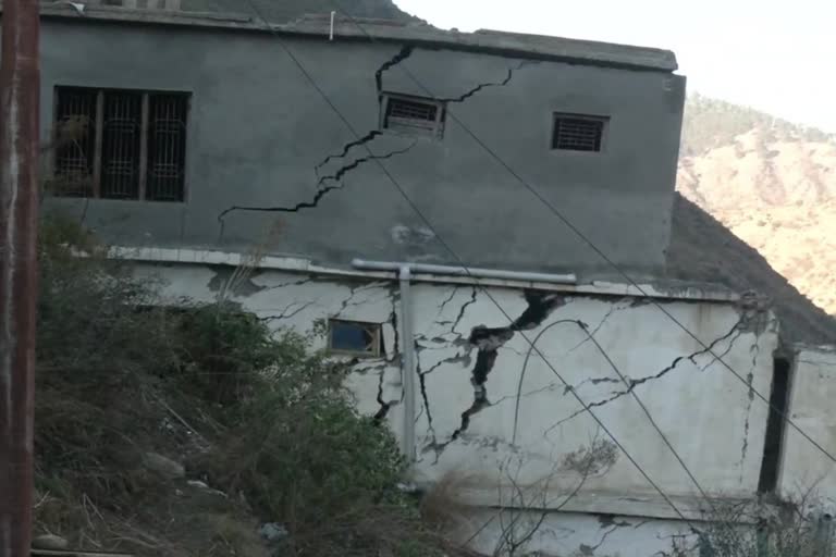 GSI team visits Doda after 19 houses develop cracks