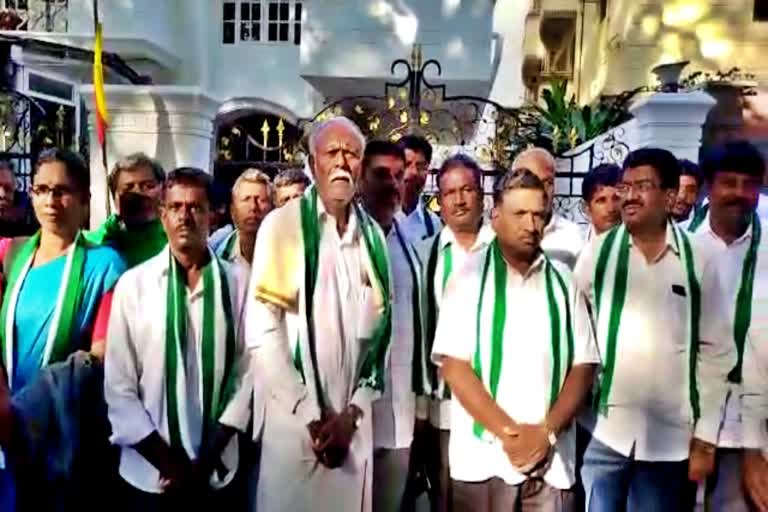 activists-parade-in-front-of-hd-kumaraswamy-house