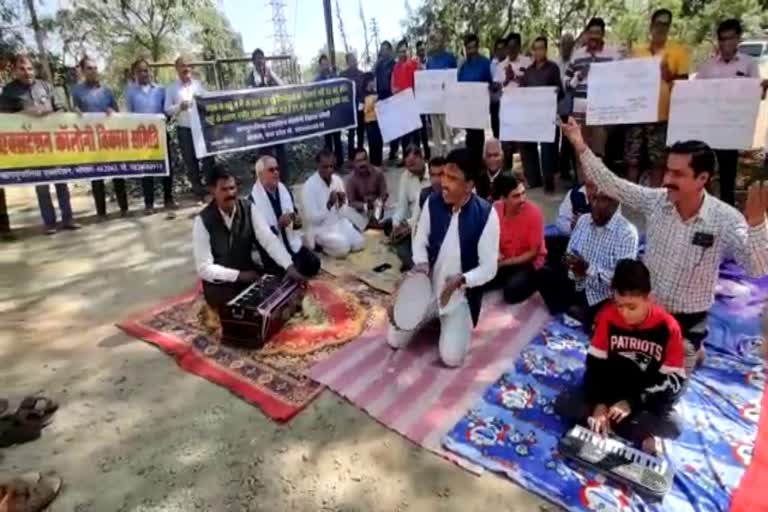 Unique way of protest in Bhopal