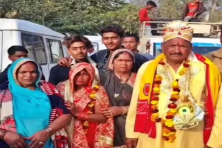 Ayodhya Unique Marriage  Unique Marriage in Ayodhya  old man having six daughters married 23 year girl  Girl Dance Video Viral  23ರ ವಧುವನ್ನು ವರಿಸಿದ 65 ವರ್ಷದ ವೃದ್ಧ  ತಂದೆಯ ಮದುವೆಯಲ್ಲಿ ಕುಣಿದು ಕುಪ್ಪಳಿಸಿದ 6 ಹೆಣ್ಣಮಕ್ಕಳು  ಶ್ರೀರಾಮ ನಗರಿ ಅಯೋಧ್ಯೆಯಲ್ಲಿ ನಡೆದ ವಿಶಿಷ್ಟ ವಿವಾಹ  ಹುಸೇನಾಬಾದ್ ಪುರಿ ಚೌಧರಿ ಗ್ರಾಮದ ನಿವಾಸಿ ನಖೇದ್ ಯಾದವ್  ಪತ್ನಿಯ ಮರಣದ ನಂತರ ಒಂಟಿ ಜೀವನ  ವಿಶೇಷವೆಂದರೆ ಮದುವೆಯಾದ ವೃದ್ಧನಿಗೆ ಆರು ಹೆಣ್ಣು ಮಕ್ಕಳ  ನಖೇದ್ ಯಾದವ್ ಅವರು ನಂದಿನಿ ಎಂಬ ಹುಡುಗಿ