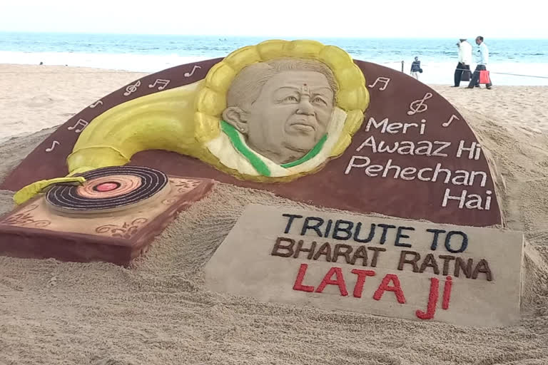 Lata Mangeshkar  Lata Mangeshkar 1st death anniversary  Sudarsan Pattnaik  Lata Mangeshkar Sudarsan Pattnaik  Sudarsan Pattnaik sand art  Sudarsan Pattnaik lata mangeshakar sand art  ലത മങ്കേഷ്‌കറിന് ആദരവ്  സുദര്‍ശന്‍ പട്‌നായിക്  ഒഡീഷയിലെ പുരി  ലത മങ്കേഷ്‌കര്‍  സുദര്‍ശന്‍ പട്‌നായിക് മണല്‍ ശില്‍പം