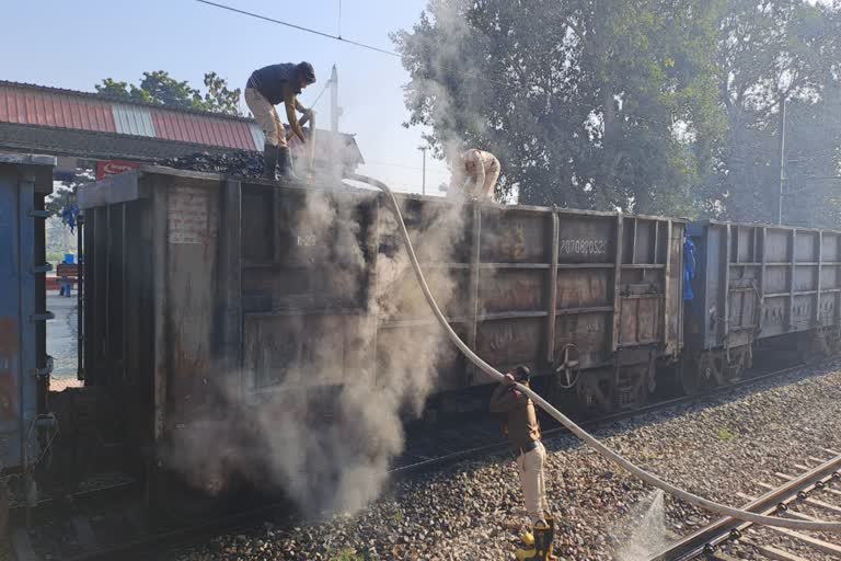 मालगाड़ी में अचानक लगी आग