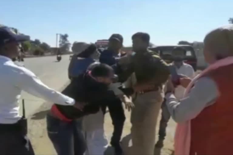 shahdol traffic police beat youth