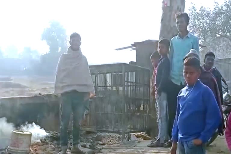 जमुई में मुर्गा दुकान में लगी आग