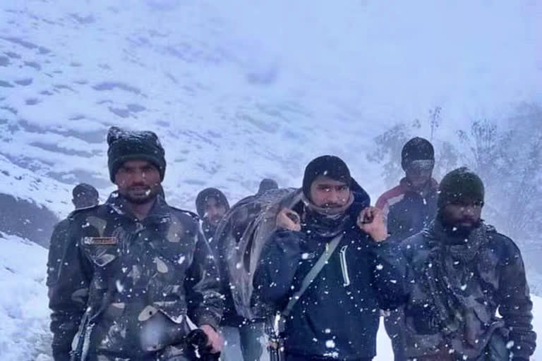 Indian Army rescues pregnant woman amid snowfall