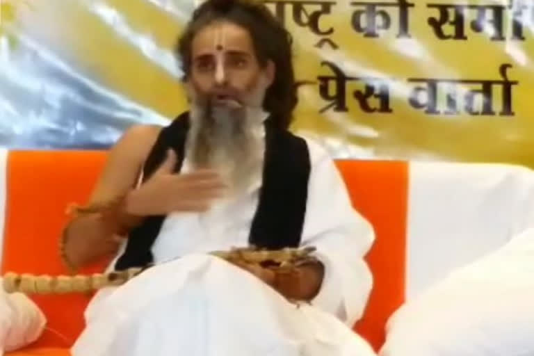 Sadguru Riteshwar Maharaj speaking to reporters at Raipur on Monday.