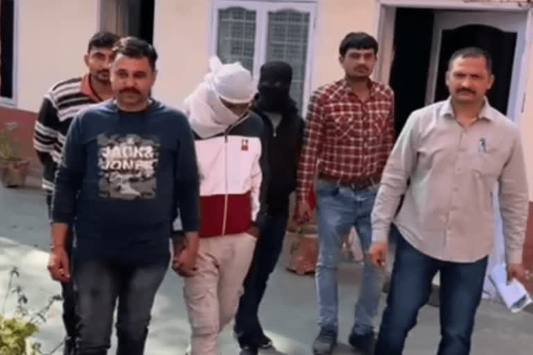 Police arrested two criminals in Delhi