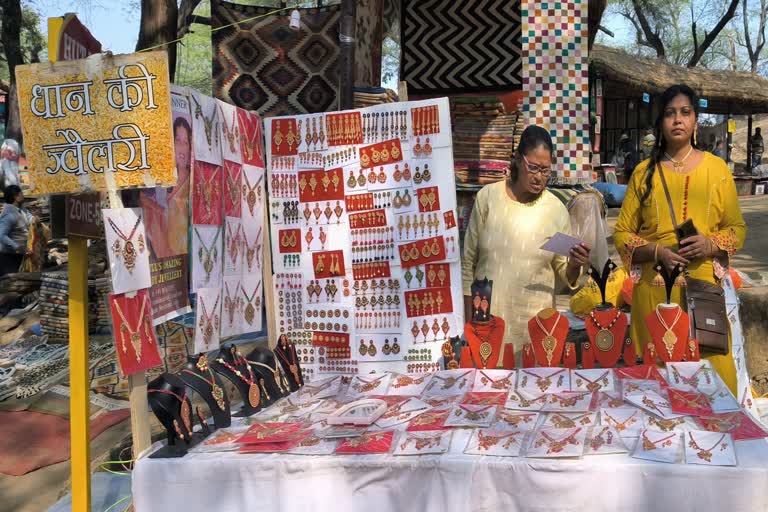 paddy jewelery stall in surajkund