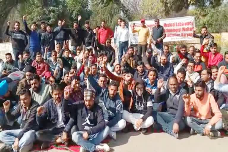 Lab operators protest in Fatehabad