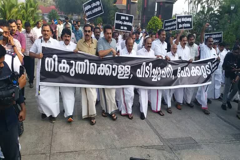 opposition protest to the assembly  ബജറ്റിലെ നികുതി വര്‍ധന  നിയമസഭയിലേക്ക് പ്രതിഷേധവുമായി പ്രതിപക്ഷം  assembly  opposition protest  നികുതി വര്‍ധന  നികുതി വര്‍ധനയില്‍ പ്രതിഷേധിച്ച് പ്രതിപക്ഷം  നികുതി വർധനവിനെതിരെ പ്രതിഷേധവുമായി പ്രതിപക്ഷം  വി ഡി സതീശന്‍