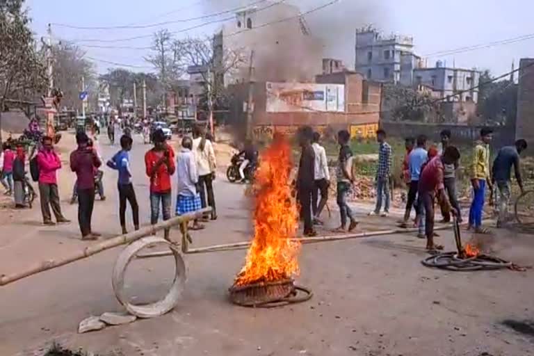 बच्चे की मौत के बाद मोतिहारी में सड़क जाम