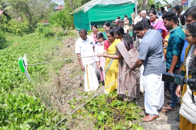 പോളവാരൽ ഈസിയാക്കി ഈസി കളക്ട്  ഈസി കലക്‌ട് യന്ത്രം വികസിപ്പിച്ച് വിദ്യാര്‍ഥികള്‍  Students developed easy collect machine in Kollam  easy collect machine  easy collect machine in Kollam  kerala news updates  latest kerala news  agricultural news  കര്‍ഷകര്‍  പോളവാരല്‍ എളുപ്പമാക്കാന്‍ യന്ത്രം  ബാർട്ടൺ ഹിൽ ഗവൺമെന്‍റ് എൻജിനീയറിങ് കോളജ്