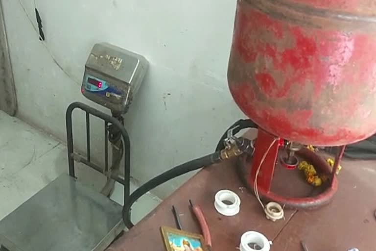 Surat Gas Refilling : માત્ર 80 રુપિયામાં ગેસ ભરાવવાનો ધંધો ફૂલ્યોફાલ્યો, વીડિયો વાયરલ થતાં તંત્ર દોડતું